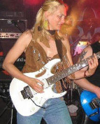 Gisela Kilgus an der Gitarre