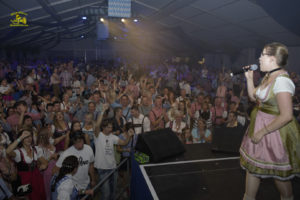 german-octoberfest-band-Gaudiblosn female singer