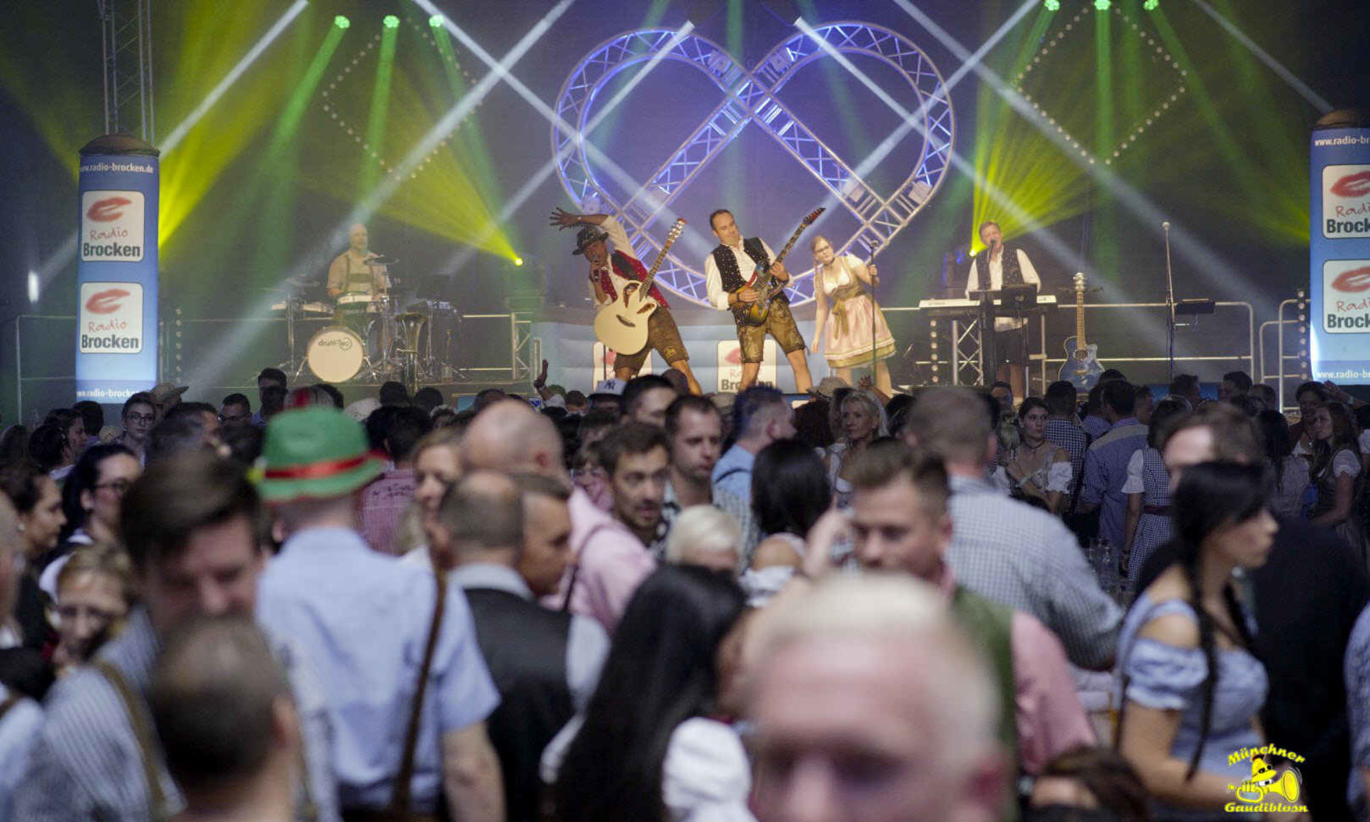 Stimmung im Bierzelt auf dem Oktoberfest